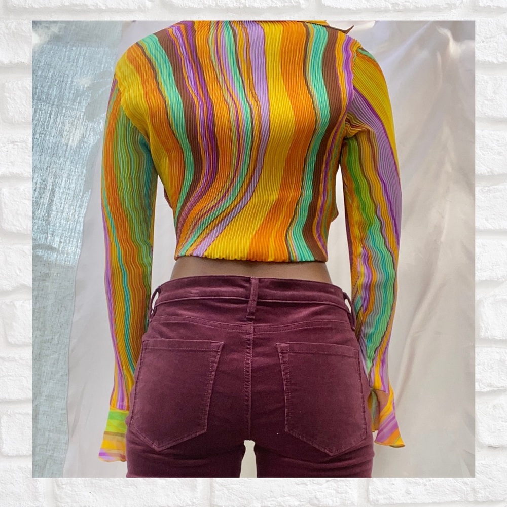Multi-colored button up top - Picture 3 of 3